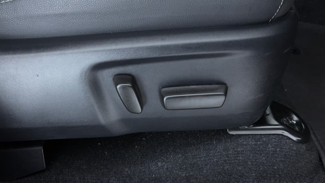 2023 Toyota Hilux Rogue (4x4), Automatic, 47505 km, Drivers Side Adjustment Panel