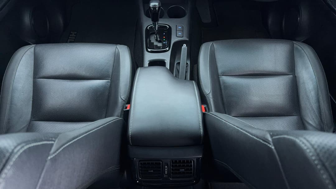 2023 Toyota Hilux Rogue (4x4), Automatic, 47505 km, Center Console