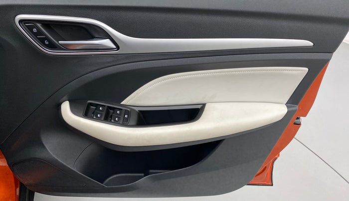 2022 MG ASTOR SAVVY 1.5 CVT IVORY, Petrol, Automatic, 5,302 km, Driver Side Door Panels Control