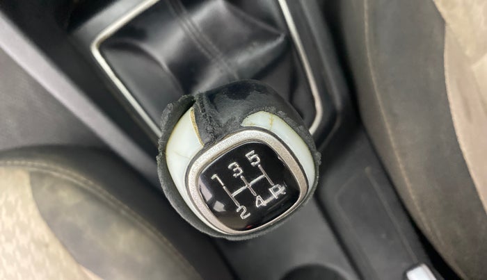 2018 Hyundai Elite i20 ASTA 1.2 (O), Petrol, Manual, 97,740 km, Gear lever - Knob cover torn