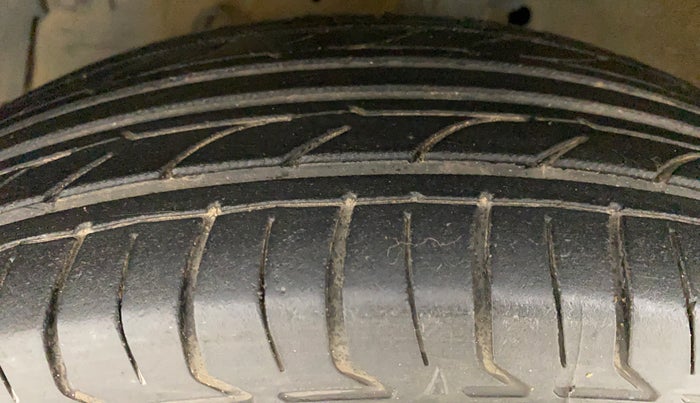 2016 Maruti Swift VXI, Petrol, Manual, 1,11,707 km, Left Front Tyre Tread
