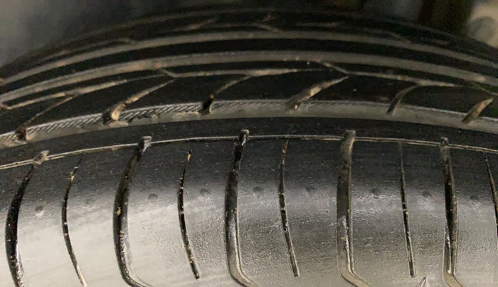 2016 Maruti Swift VXI, Petrol, Manual, 1,11,707 km, Left Rear Tyre Tread