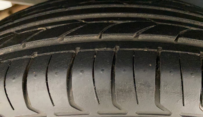 2016 Maruti Swift VXI, Petrol, Manual, 1,11,707 km, Right Rear Tyre Tread
