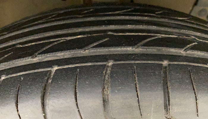 2016 Maruti Swift VXI, Petrol, Manual, 1,11,707 km, Right Front Tyre Tread
