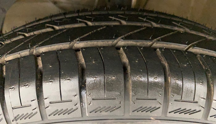 2018 Maruti Dzire VDI, Diesel, Manual, 78,099 km, Left Front Tyre Tread
