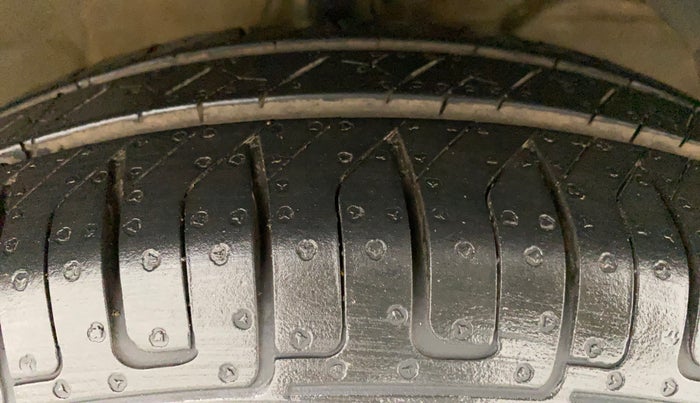 2018 Maruti Dzire VDI, Diesel, Manual, 78,099 km, Right Front Tyre Tread