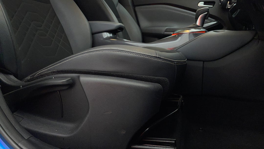 2021 Nissan Juke St-l, Automatic, 24526 km, Drivers Side Adjustment Panel