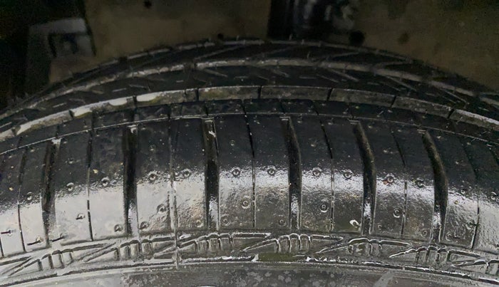 2014 Maruti Swift Dzire VDI, Diesel, Manual, 1,22,688 km, Left Front Tyre Tread