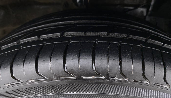2018 Maruti Ciaz ALPHA DIESEL 1.3, Diesel, Manual, 43,865 km, Right Front Tyre Tread