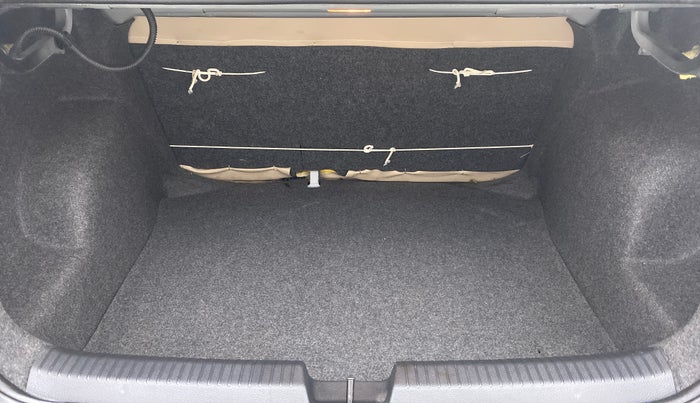 2017 Volkswagen Ameo HIGHLINE 1.5, Diesel, Manual, 68,595 km, Boot Inside
