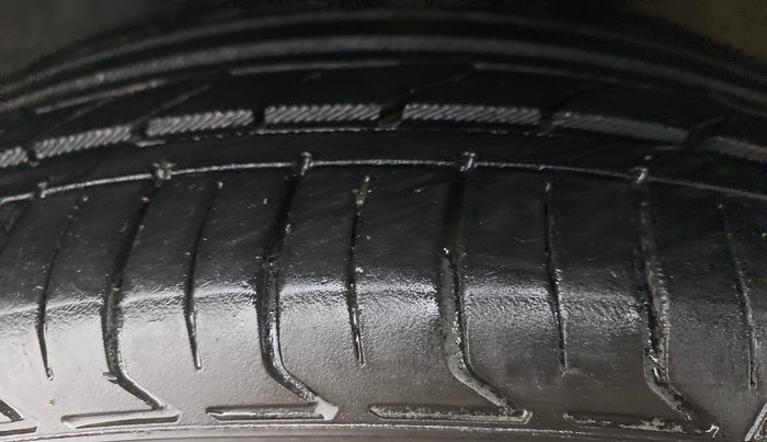 2017 Volkswagen Ameo HIGHLINE 1.5, Diesel, Manual, 68,595 km, Left Front Tyre Tread