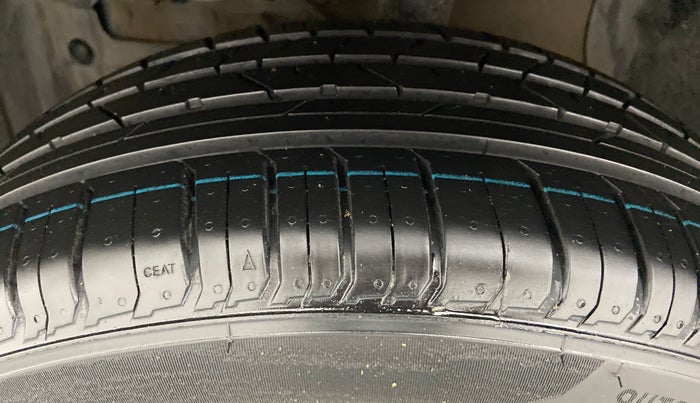 2017 Maruti Vitara Brezza ZDI PLUS DUAL TONE, Diesel, Manual, 54,557 km, Left Front Tyre Tread