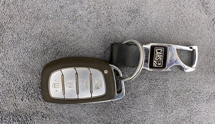 2019 Hyundai VENUE SX 1.0 (O) TURBO, Petrol, Manual, 65,989 km, Key Close Up