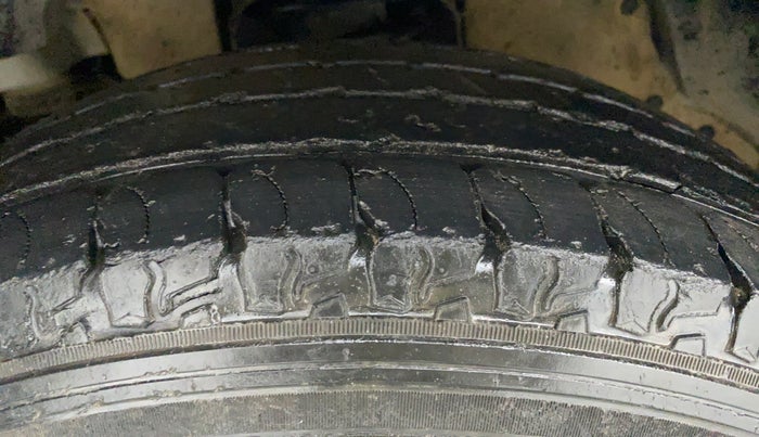 2018 Mahindra TUV300 T8 DUAL TONE, Diesel, Manual, 43,472 km, Left Front Tyre Tread