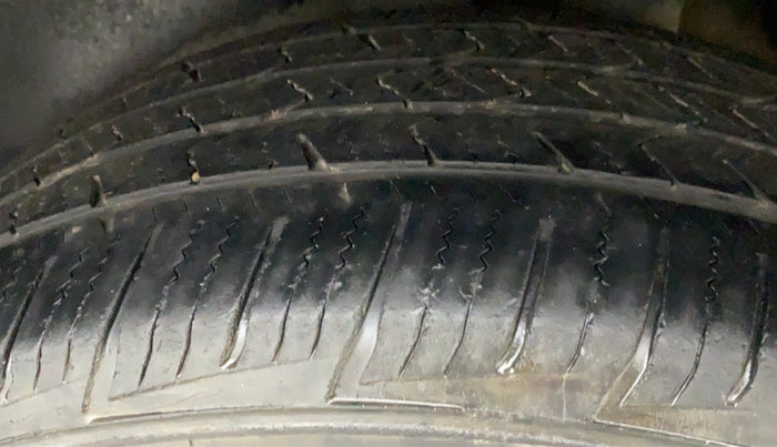 2016 Hyundai Creta E PLUS 1.6 PETROL, CNG, Manual, 85,035 km, Left Rear Tyre Tread