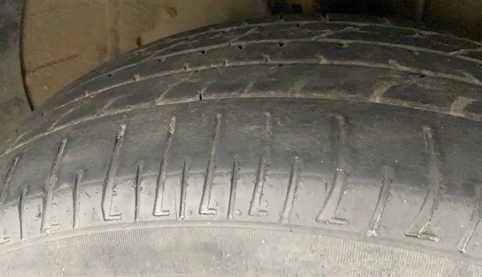 2016 Hyundai Creta E PLUS 1.6 PETROL, CNG, Manual, 85,035 km, Right Front Tyre Tread