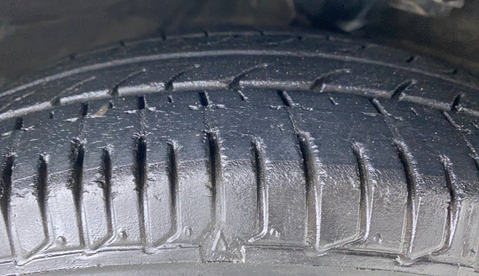 2014 Hyundai i10 SPORTZ 1.1 IRDE2, Petrol, Manual, 26,889 km, Right Front Tyre Tread