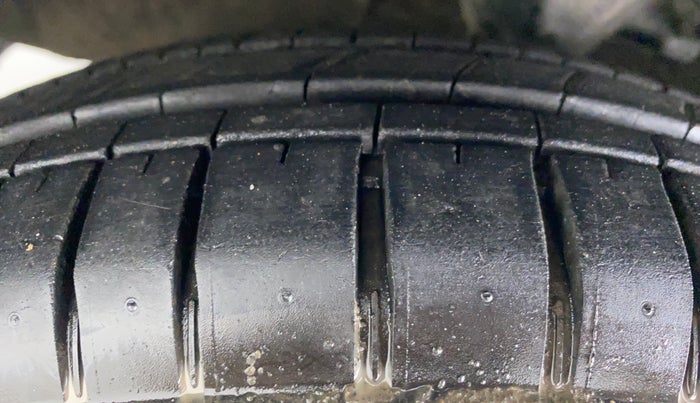 2014 Hyundai i10 SPORTZ 1.1 IRDE2, Petrol, Manual, 26,889 km, Left Front Tyre Tread