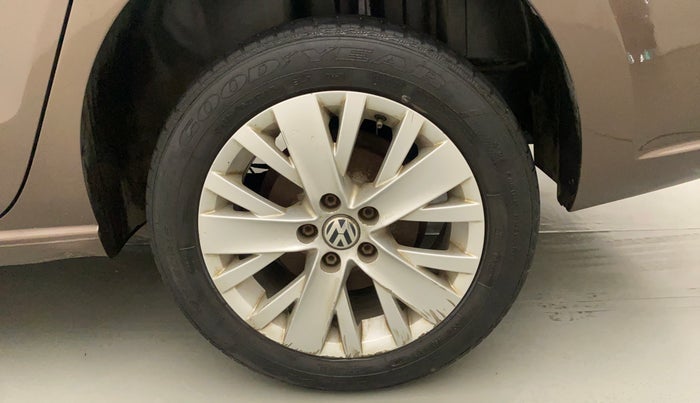 2015 Volkswagen Vento HIGHLINE PETROL AT, Petrol, Automatic, 47,698 km, Left Rear Wheel