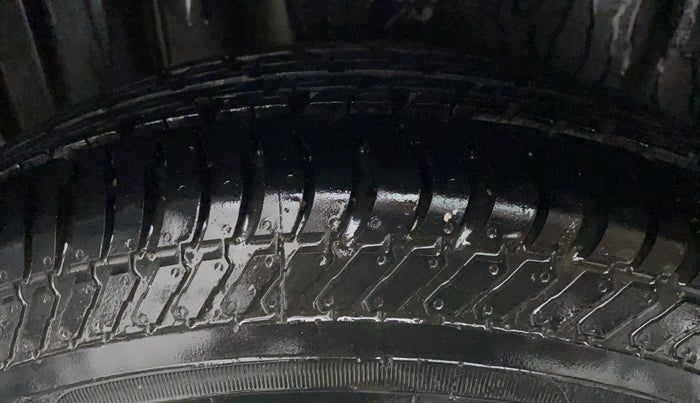 2015 Maruti Swift Dzire VXI, CNG, Manual, 1,18,645 km, Right Rear Tyre Tread