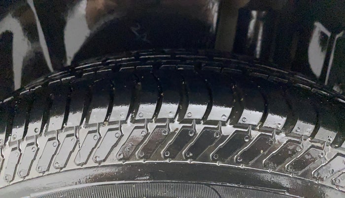 2015 Maruti Swift Dzire VXI, CNG, Manual, 1,18,645 km, Left Rear Tyre Tread