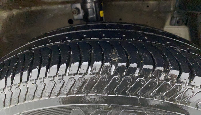 2015 Maruti Swift Dzire VXI, CNG, Manual, 1,18,645 km, Right Front Tyre Tread