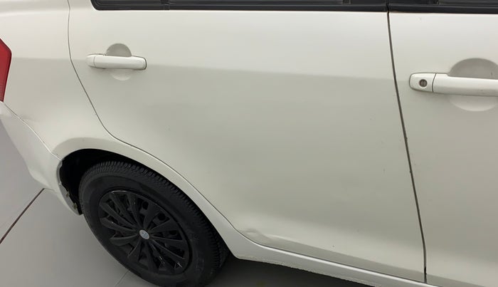 2015 Maruti Swift Dzire VXI, CNG, Manual, 1,18,645 km, Right rear door - Minor scratches