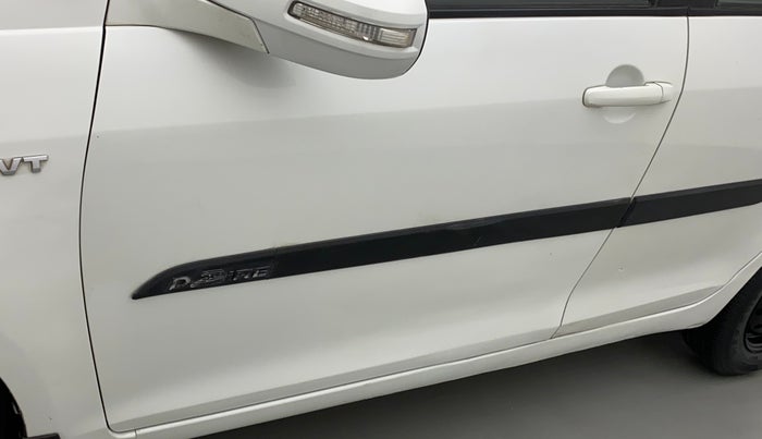 2015 Maruti Swift Dzire VXI, CNG, Manual, 1,18,645 km, Front passenger door - Slight discoloration