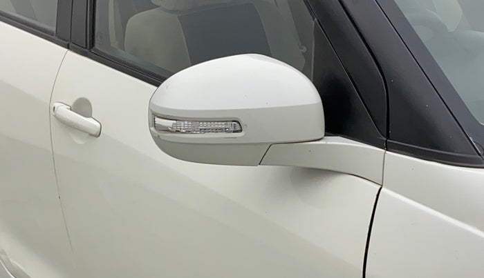 2015 Maruti Swift Dzire VXI, CNG, Manual, 1,18,645 km, Right rear-view mirror - Indicator light has minor damage