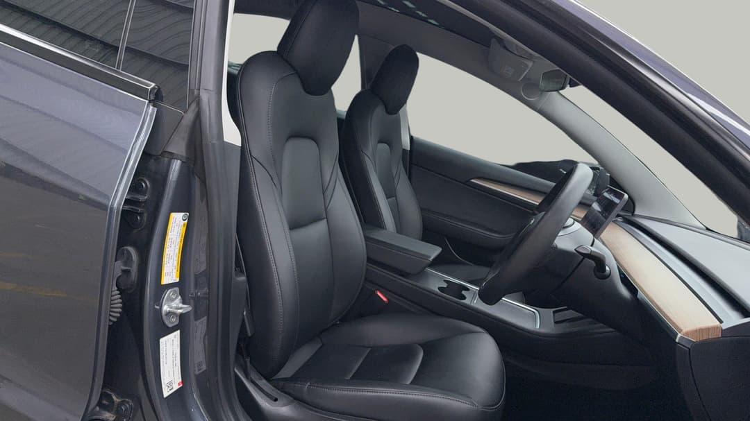2021 Tesla Model 3 Standard Range Plus RWD, Automatic, 32357 km, Right Side Front Door Cabin View