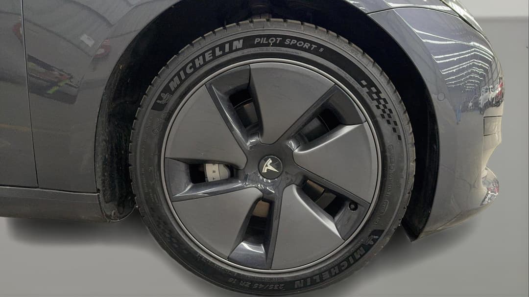 2021 Tesla Model 3 Standard Range Plus RWD, Automatic, 32357 km, Right Front Wheel