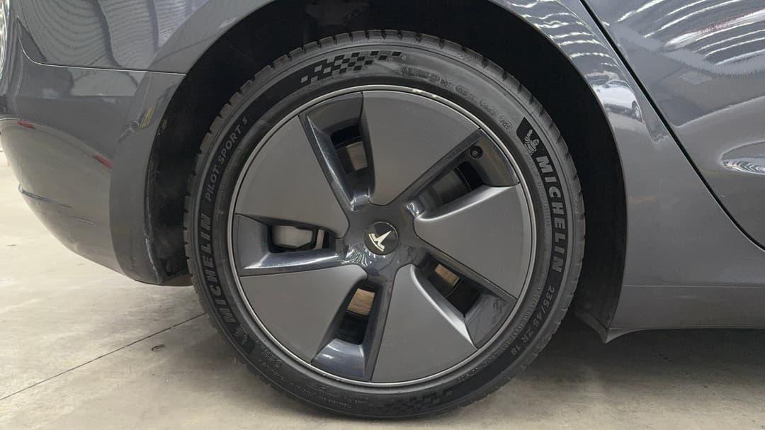 2021 Tesla Model 3 Standard Range Plus RWD, Automatic, 32357 km, Right Rear Wheel
