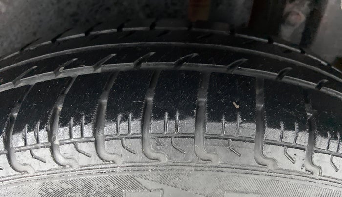 2014 Maruti Swift VXI D, Petrol, Manual, 29,470 km, Left Rear Tyre Tread