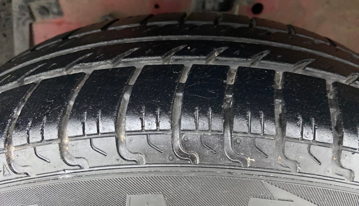 2014 Maruti Swift VXI D, Petrol, Manual, 29,470 km, Left Front Tyre Tread