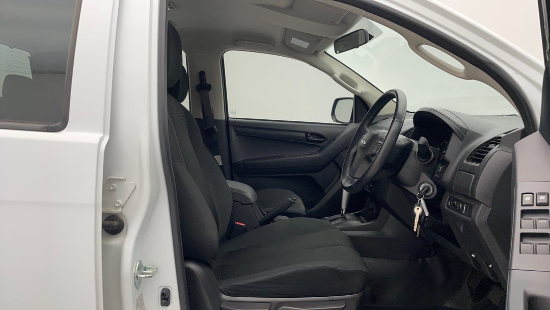 2019 Isuzu D-MAX Sx (4x4), Automatic, 76240 km, Right Side Front Door Cabin View