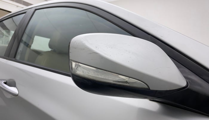 2015 Hyundai Verna FLUIDIC 1.6 CRDI S(O) 4S, Diesel, Manual, 1,01,566 km, Right rear-view mirror - Indicator light has minor damage