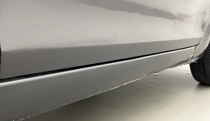 2017 Maruti Swift LXI (O), Petrol, Manual, 37,149 km, Right running board - Paint has minor damage