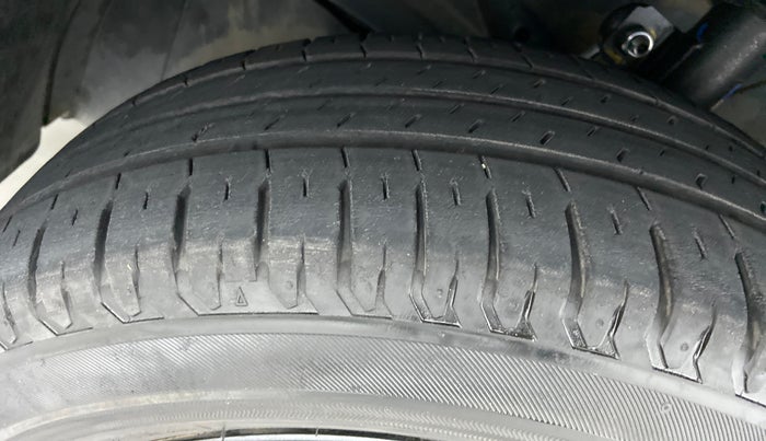 2019 Maruti XL6 ALPHA SHVS  MT, Petrol, Manual, 23,971 km, Left Front Tyre Tread