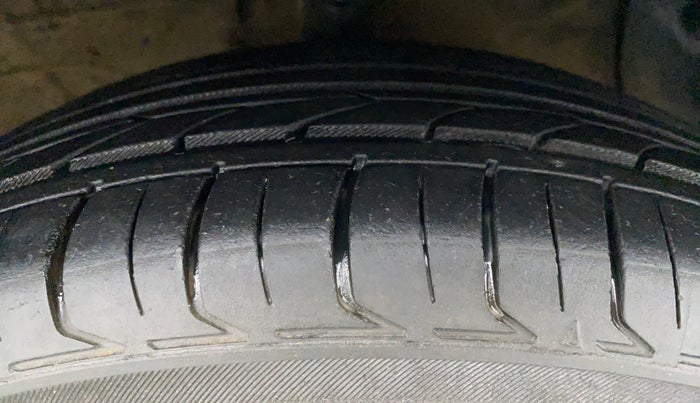 2018 Hyundai Xcent E PLUS, Petrol, Manual, 27,675 km, Right Front Tyre Tread