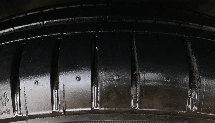 2011 Hyundai i10 SPORTZ 1.2, Petrol, Manual, 30,757 km, Right Front Tyre Tread