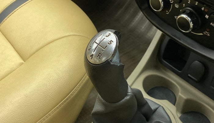 2013 Nissan Terrano XL PLUS 85 PS DEISEL, Diesel, Manual, 77,787 km, Gear lever - Knob has minor damage