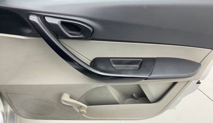 2018 Tata Tiago XE 1.2 REVOTRON, CNG, Manual, 68,892 km, Driver Side Door Panels Control