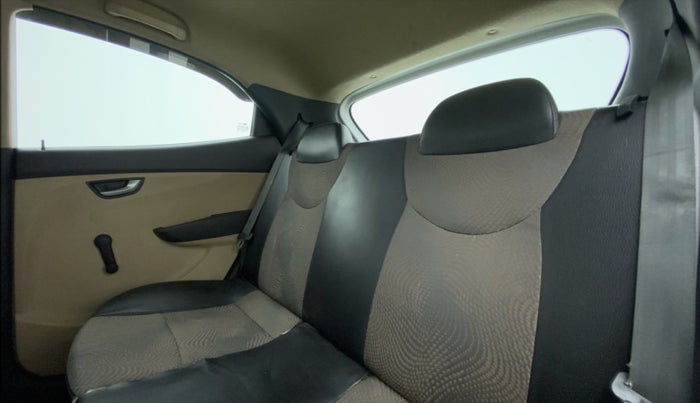 2015 Hyundai Eon SPORTZ, Petrol, Manual, 54,108 km, Right Side Rear Door Cabin