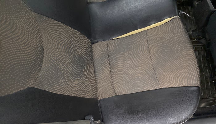 2015 Hyundai Eon SPORTZ, Petrol, Manual, 54,108 km, Second-row right seat - Cover slightly torn