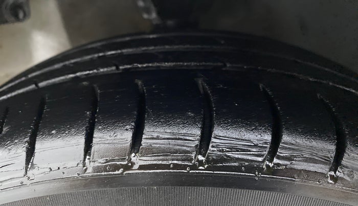 2015 Hyundai Eon SPORTZ, Petrol, Manual, 54,108 km, Left Front Tyre Tread