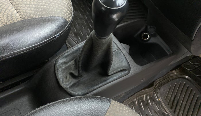 2015 Hyundai Eon SPORTZ, Petrol, Manual, 54,108 km, Gear lever - Boot cover slightly torn