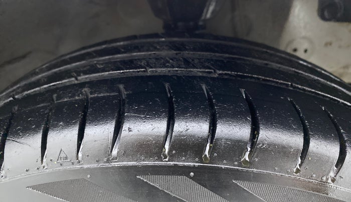 2015 Hyundai Eon SPORTZ, Petrol, Manual, 54,108 km, Right Front Tyre Tread