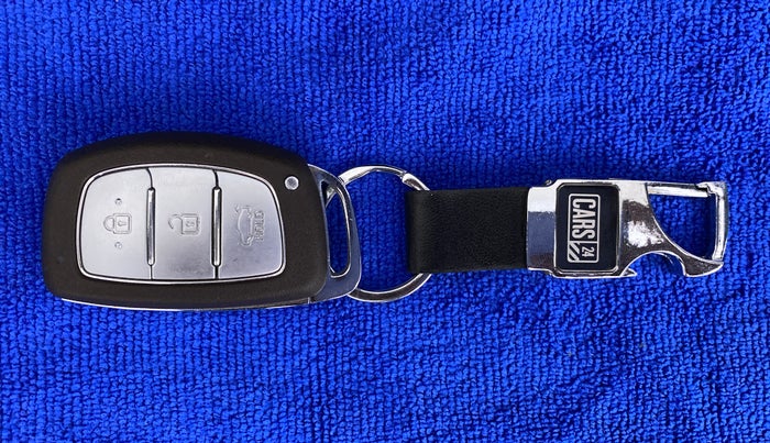 2016 Hyundai Grand i10 1.2 ASTA (O) AT, CNG, Automatic, 57,587 km, Key Close Up