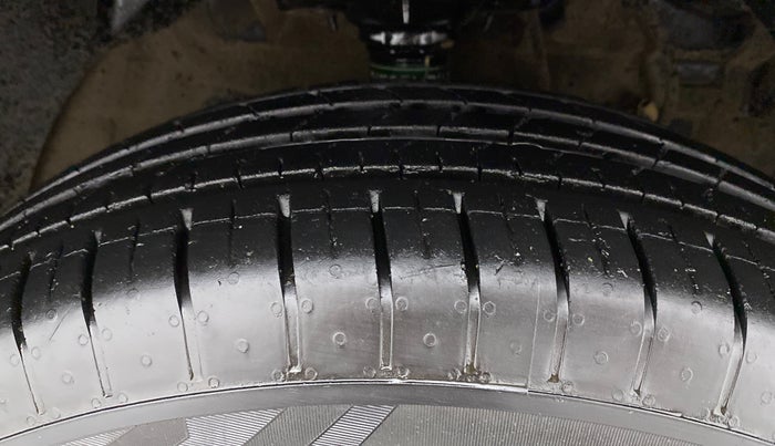 2019 Mahindra XUV300 W6 1.5 DIESEL, Diesel, Manual, 54,443 km, Right Front Tyre Tread