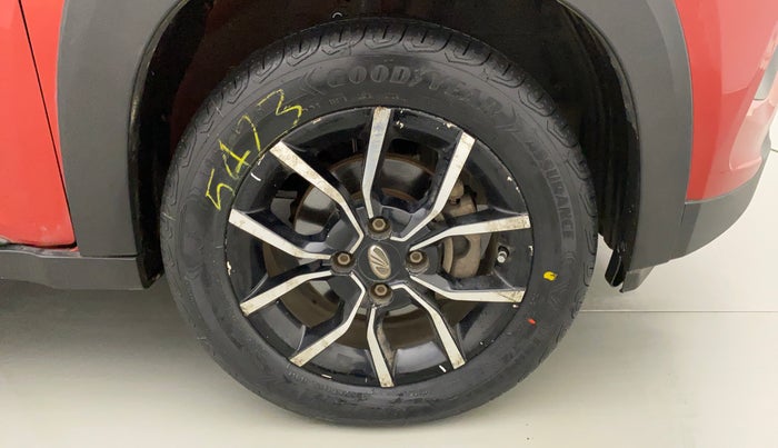2018 Mahindra KUV 100 NXT K8 P 6 STR DUAL TONE, Petrol, Manual, 53,588 km, Right Front Wheel
